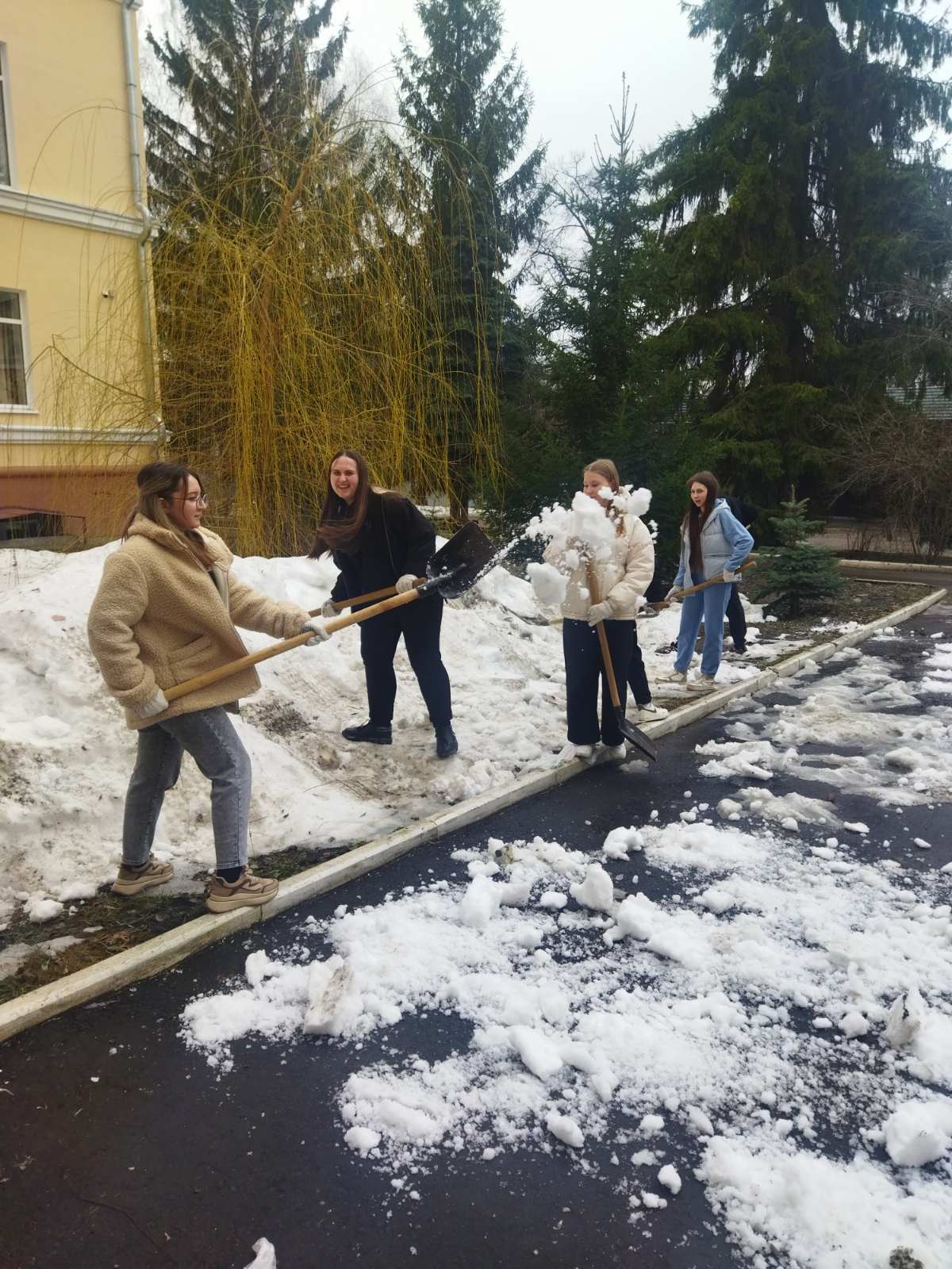 Группа 23ФПМ1 на уборке территории